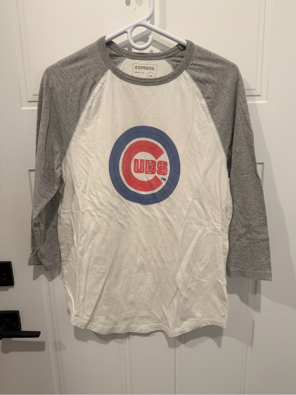Express Men’s Chicago Cubs 3/4 Baseball Graphic Tee
